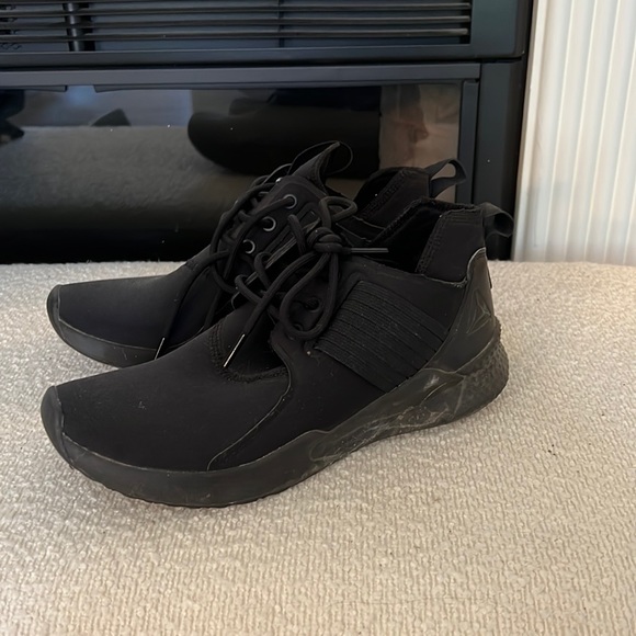 Black Reeboks - Picture 1 of 3